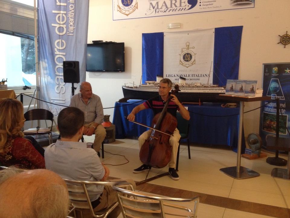 Roberto Soldatini, il violoncellista sul Mediterraneo, sbarca a Crotone col suo Stradivari