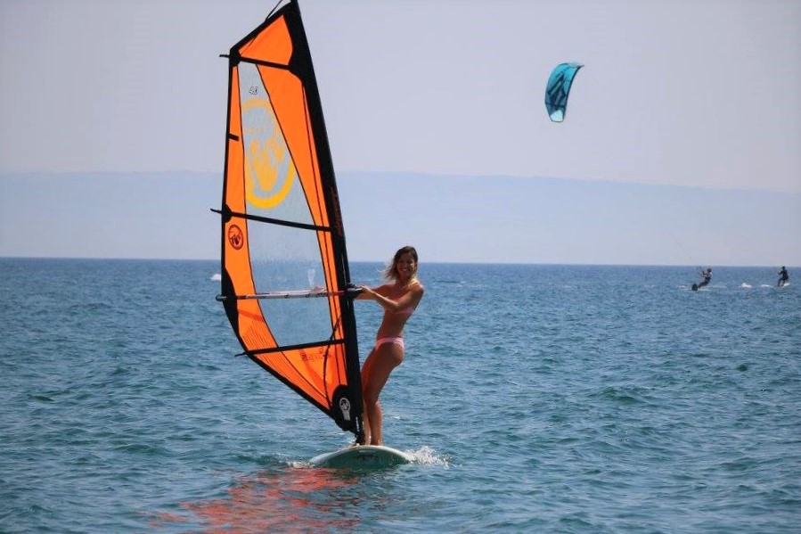 windsurf-il-vento-nelle-mani-e-una-delle-discipline-veliche-che-possono-essere-praticate-nelle-scuole-vela