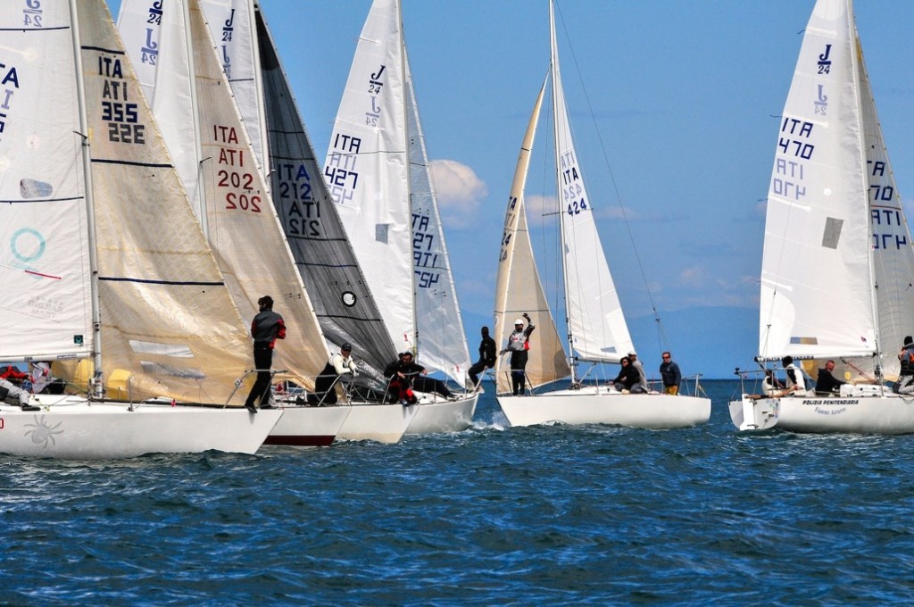 J24 in regata Foto Franco Murduano