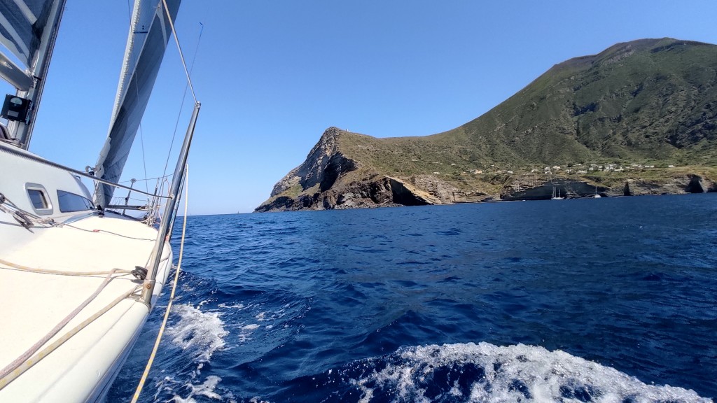 un-momento-della-circumnavigazione-dellisola-di-salina-seconda-giornata-di-regata-in-risalita-da-pollara-verso-capo-faro